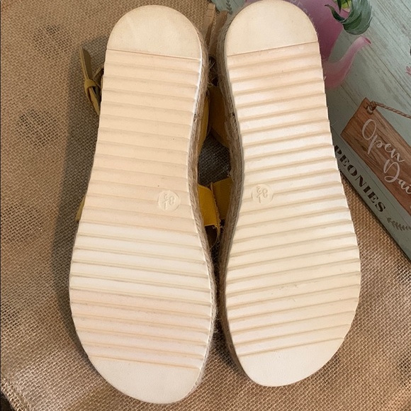 Universal Thread Wedge Sandals size 8-1/2 - Picture 3 of 6